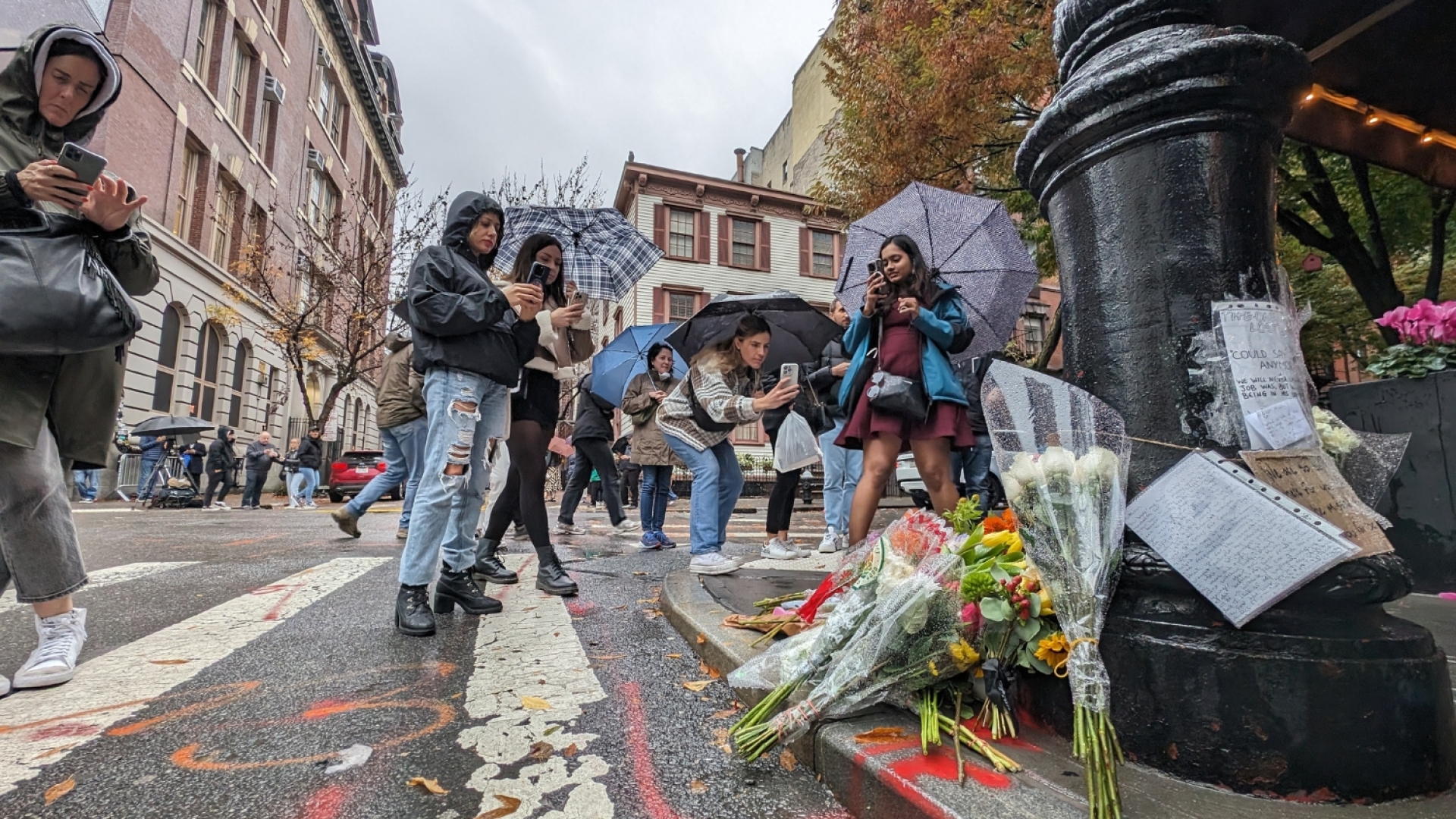 Flores y lágrimas: Fans rinden homenaje a Matthew Perry en edificio de 'Friends'