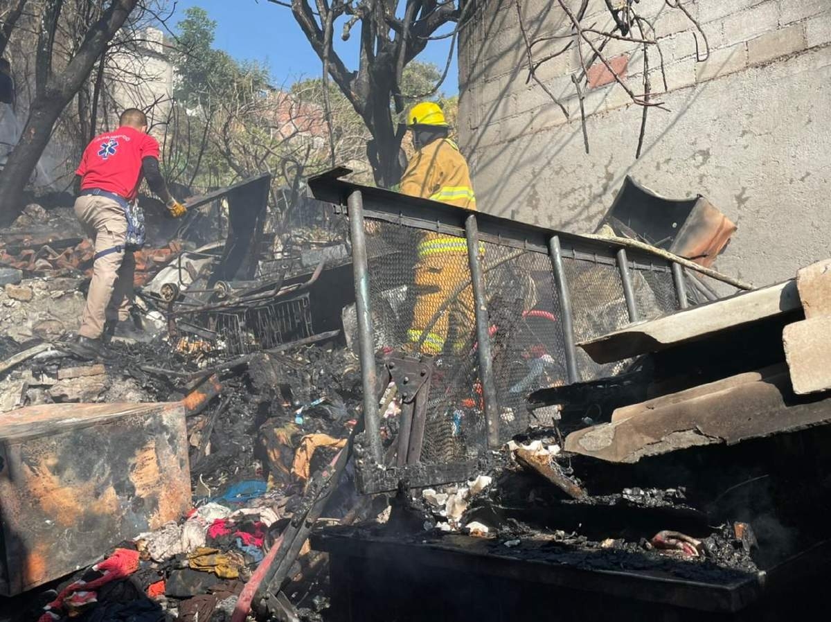 Incendio causa daños en dos casas