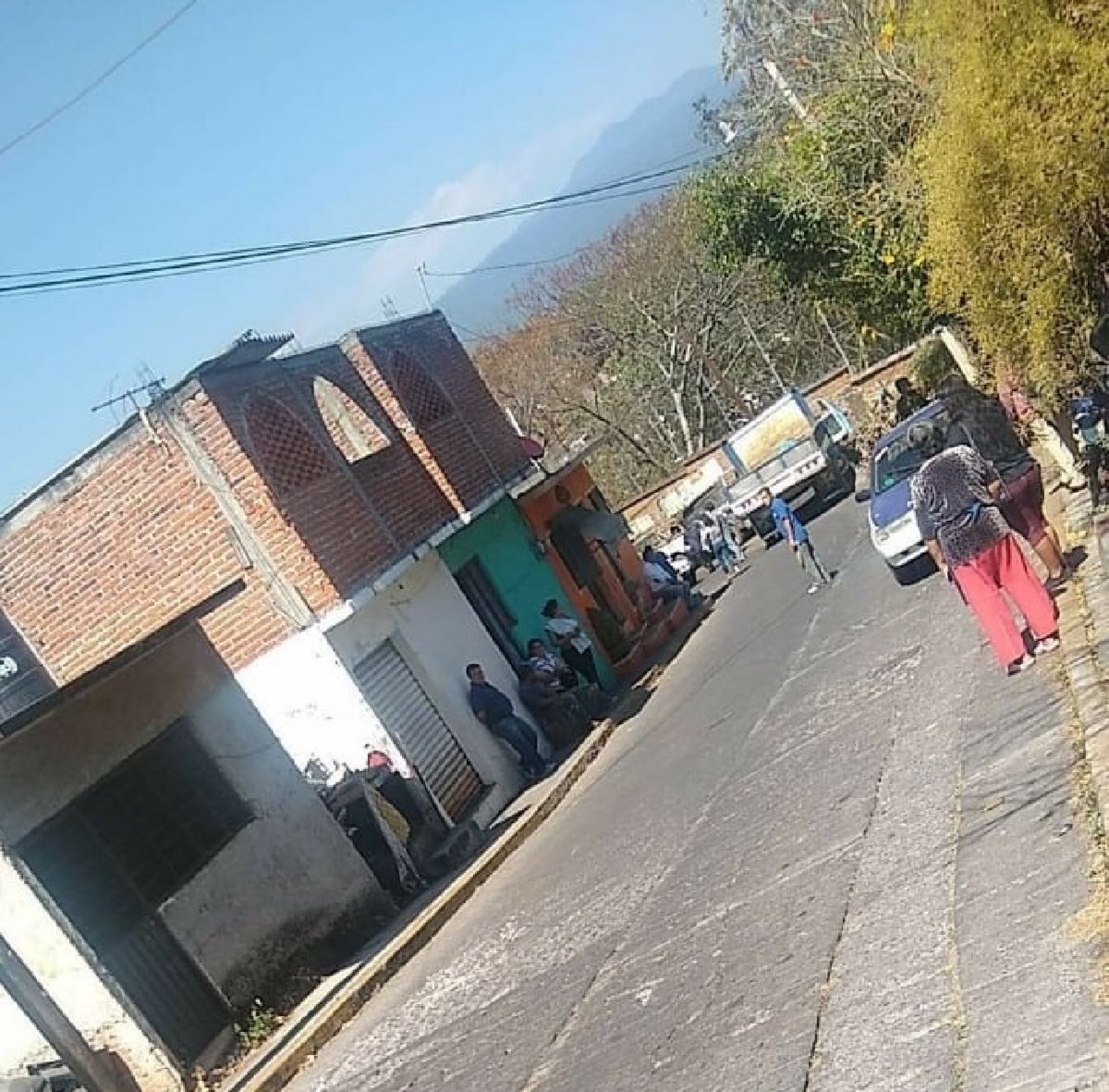 Se lanzó desde un camión sin frenos; murió en la caída
