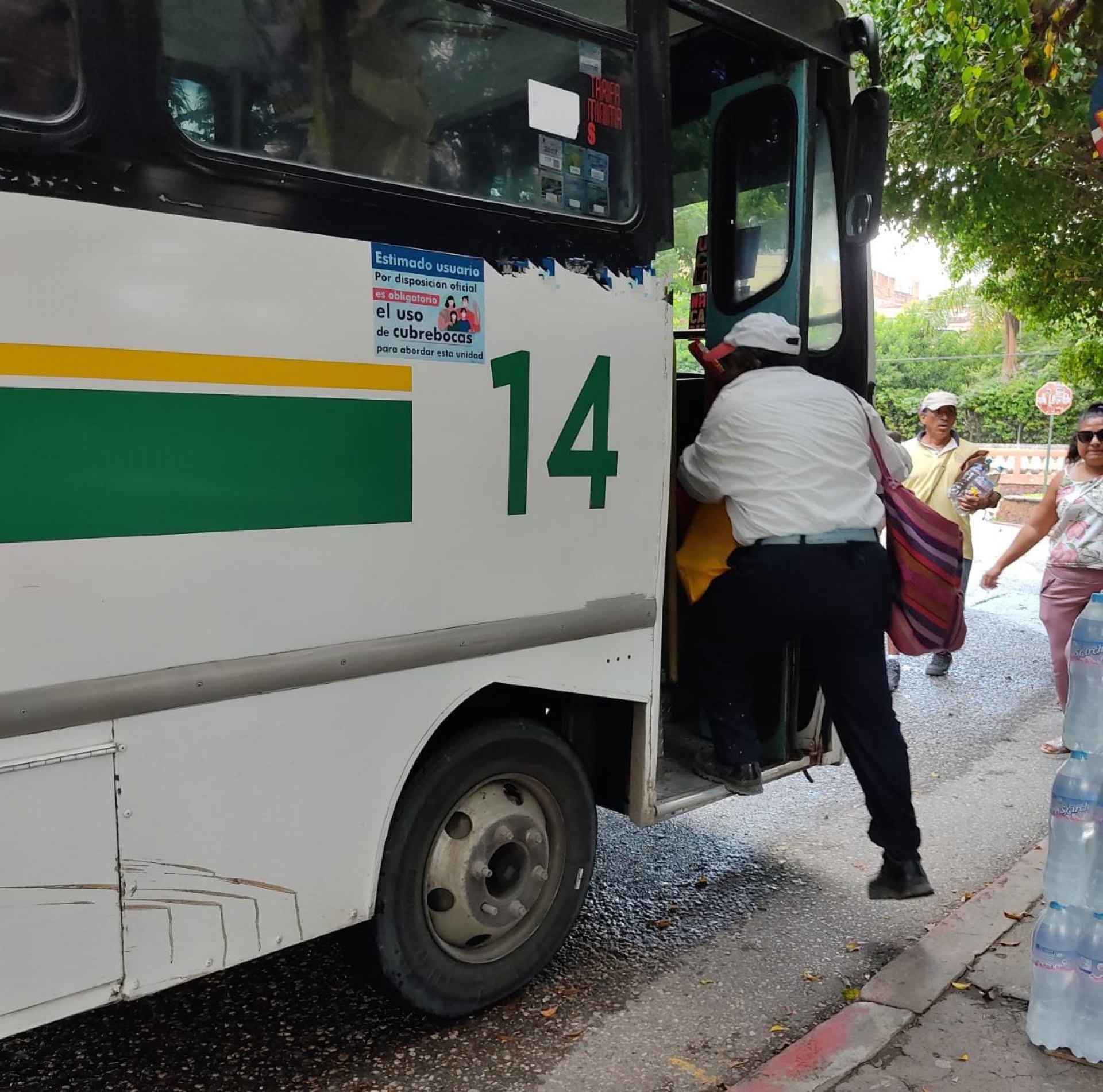 Choferes piden usar cubrebocas y pasajeros responden con agresiones verbales