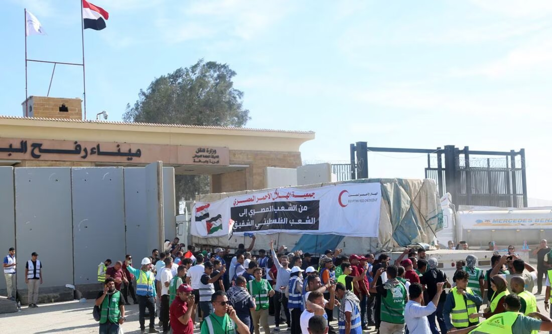 Llega ayuda humanitaria a Gaza por paso egipcio de Rafah