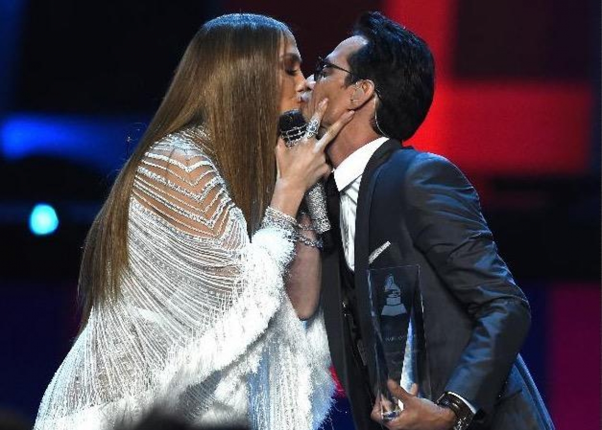 JLo y Marc Anthony se besan en los Latin Grammy