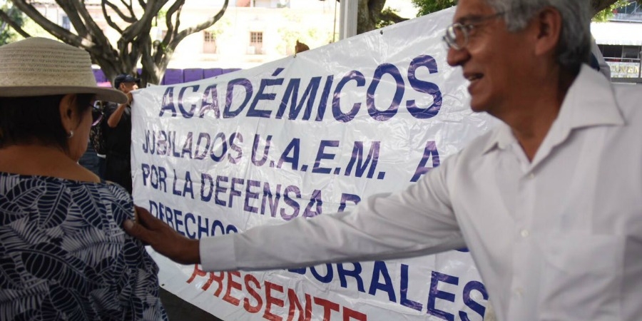 Manifiestan jubilados de la UAEM respaldo a Vera Jiménez