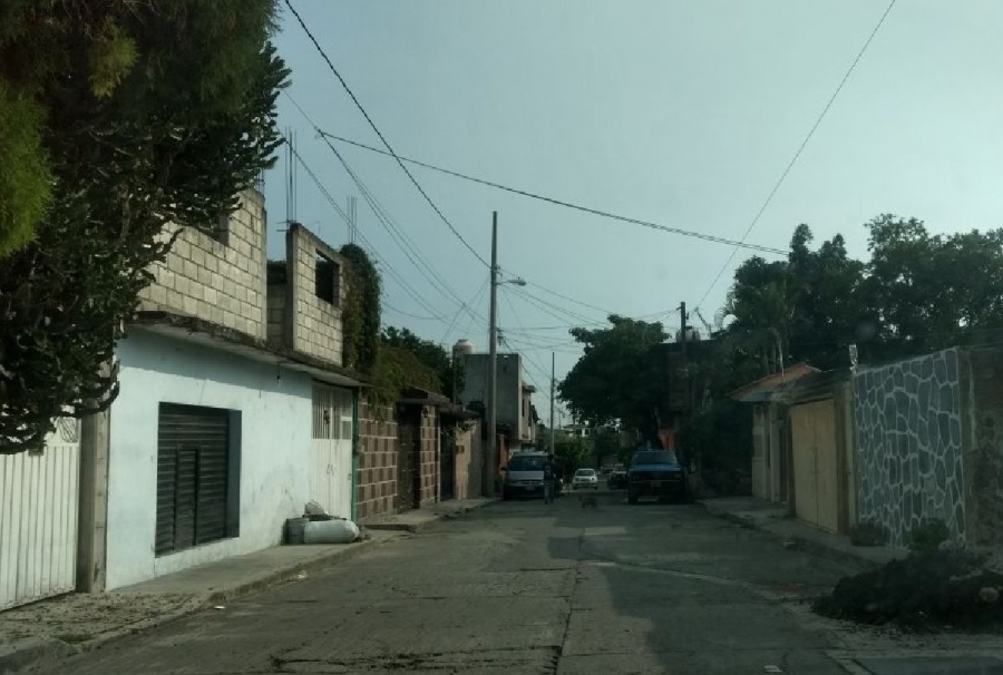 Acusan a policías de haber causado daños en una casa
