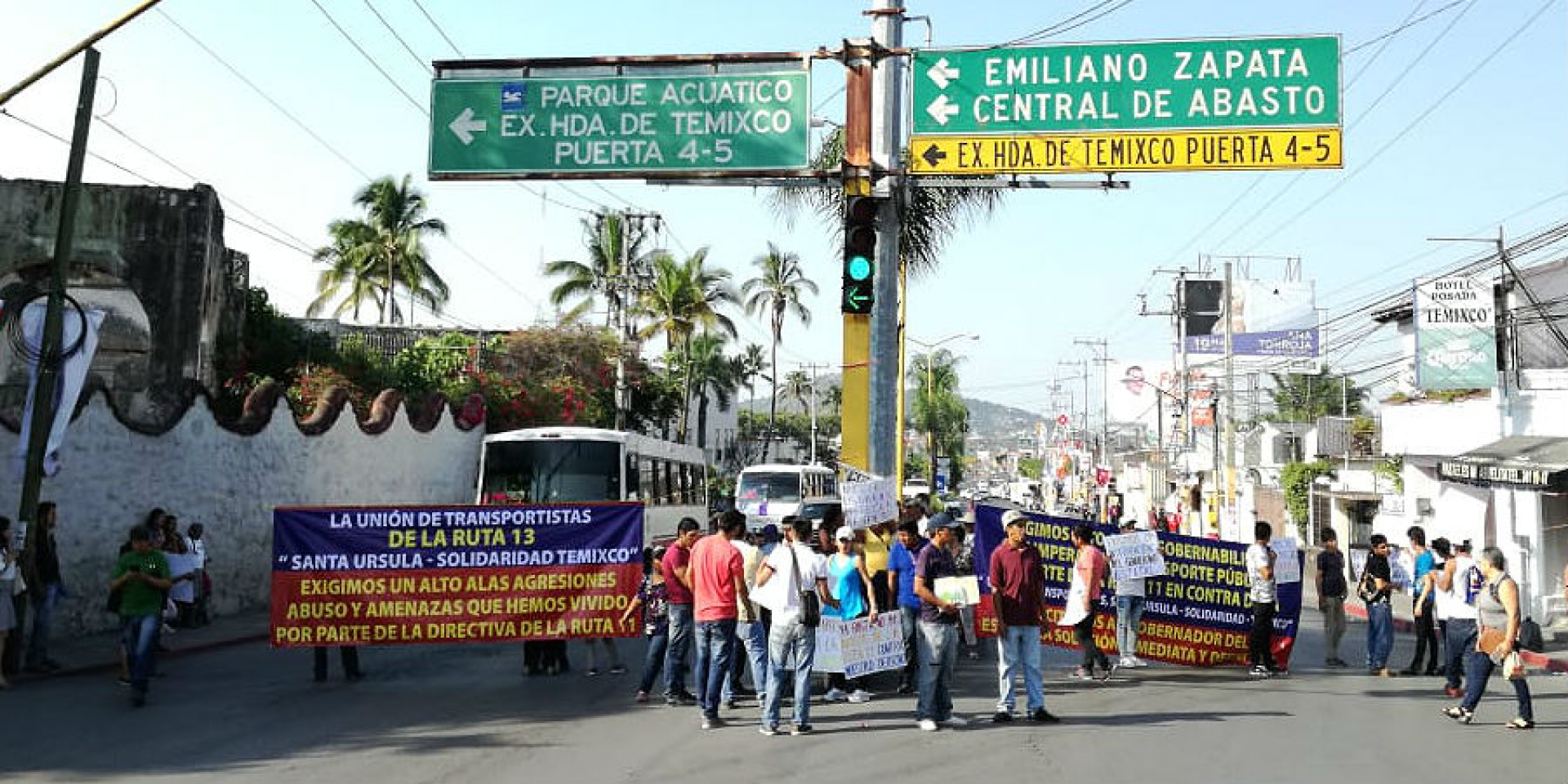Protestan transportistas de la ruta 13 Santa Úrsula-Solidaridad Temixco, en la carretera México-Acapulco