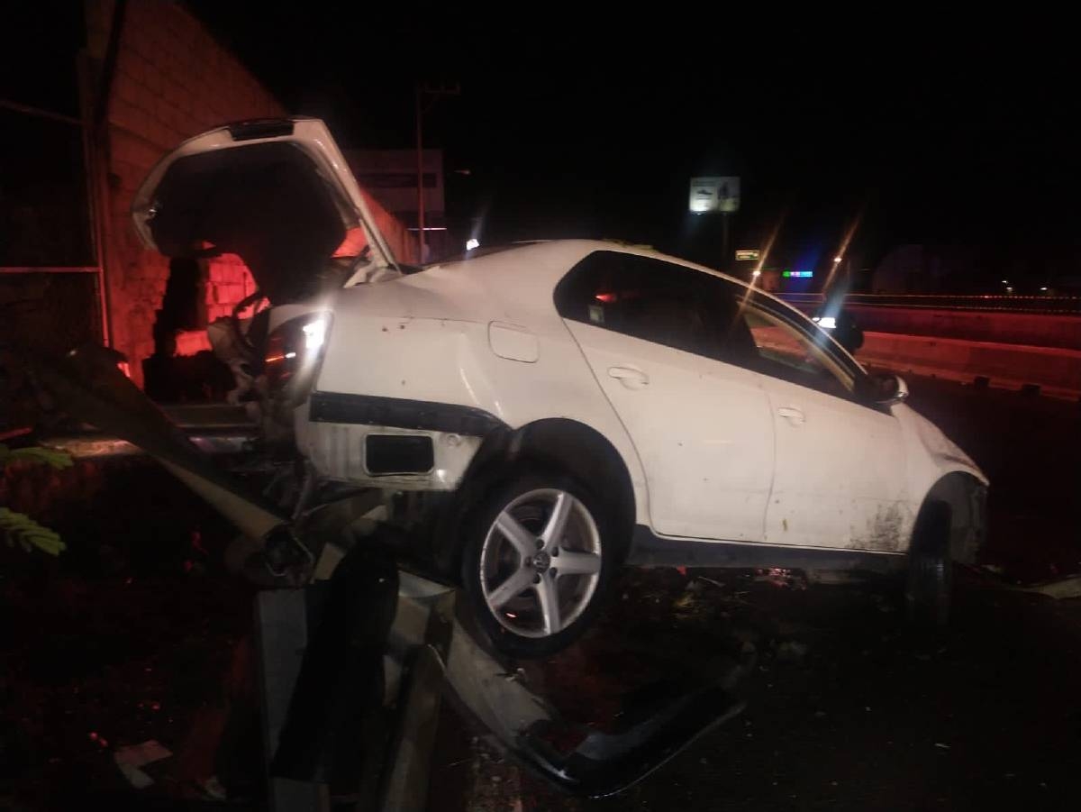 Se impactó en el Paso Exprés y abandonó el auto