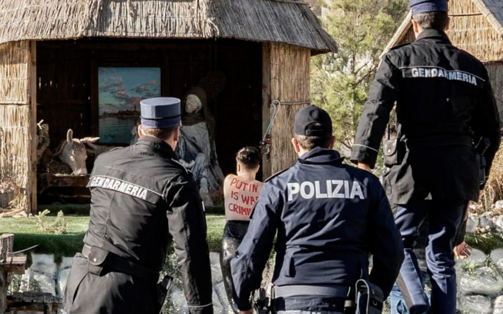 Activista intenta robar figura del niño Jesús en la Plaza de San Pedro