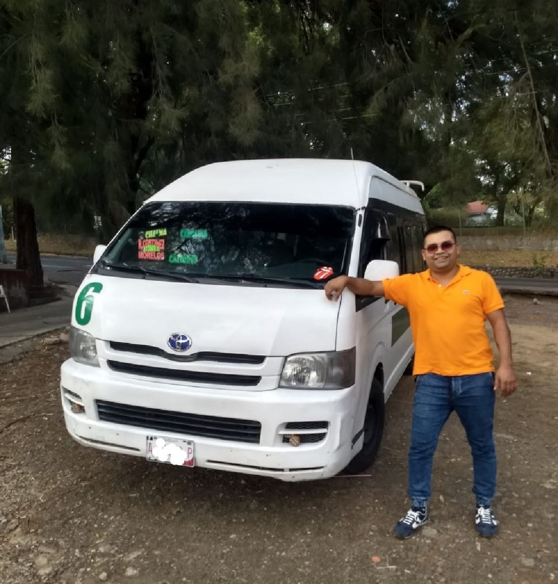 Su fe lo lleva a seguir detrás del volante