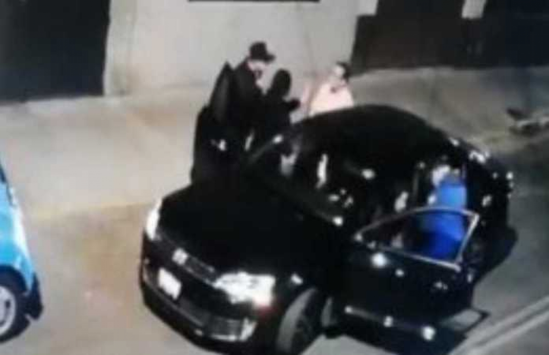 VIDEO: Delincuentes despojan de su auto a una familia en Iztapalapa
