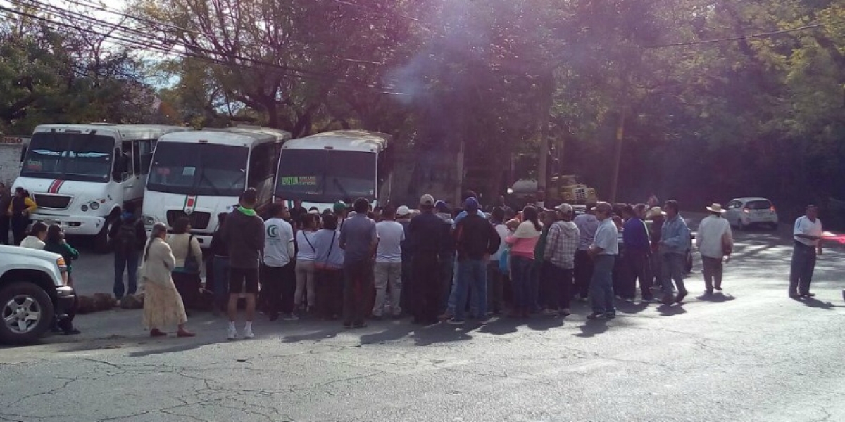 Continúan habitantes de Tepoztlán protesta; mantienen tomada base de autobuses Ometochtli