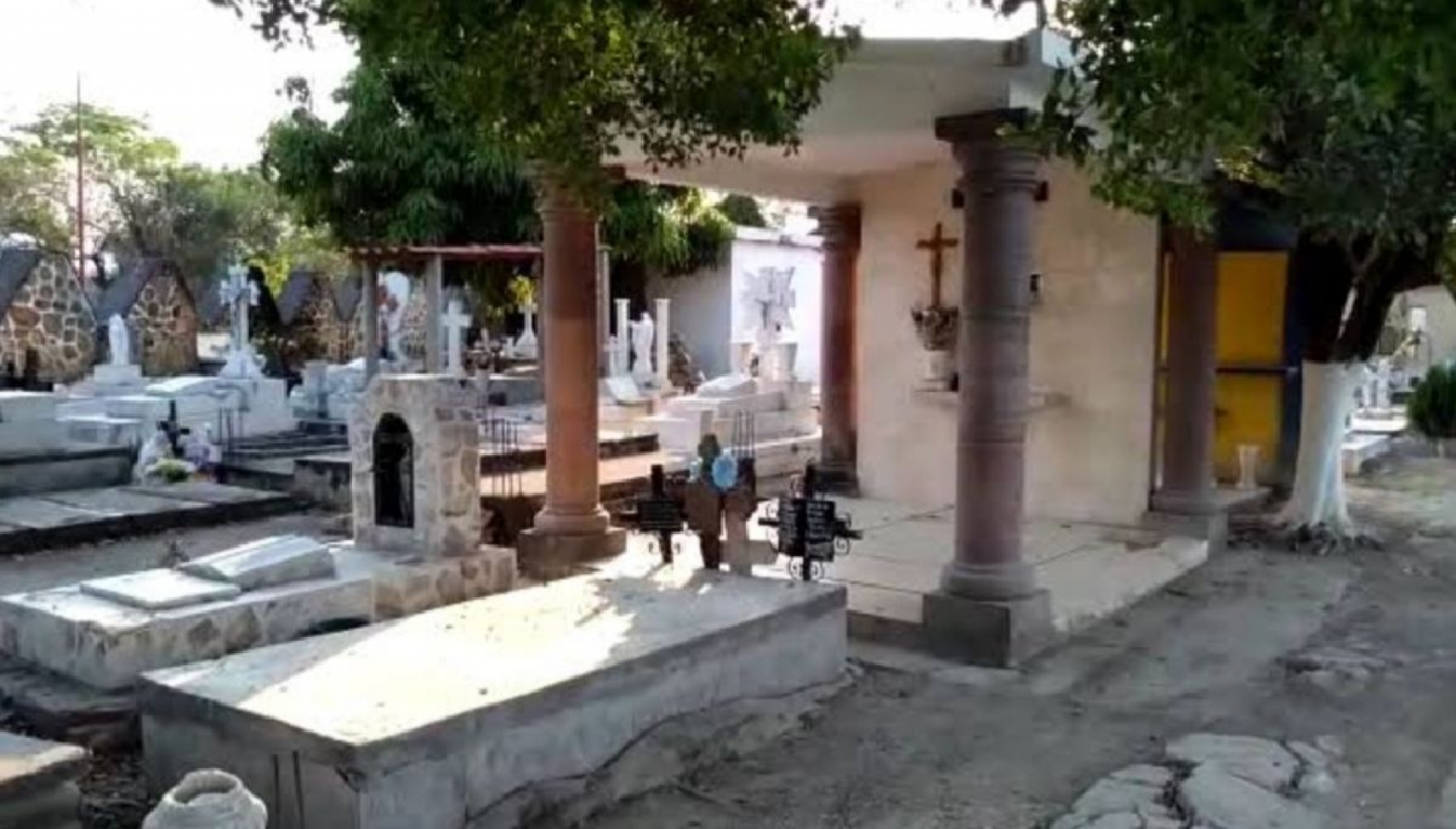 Los panteones de Puente de Ixtla, riesgos de infección