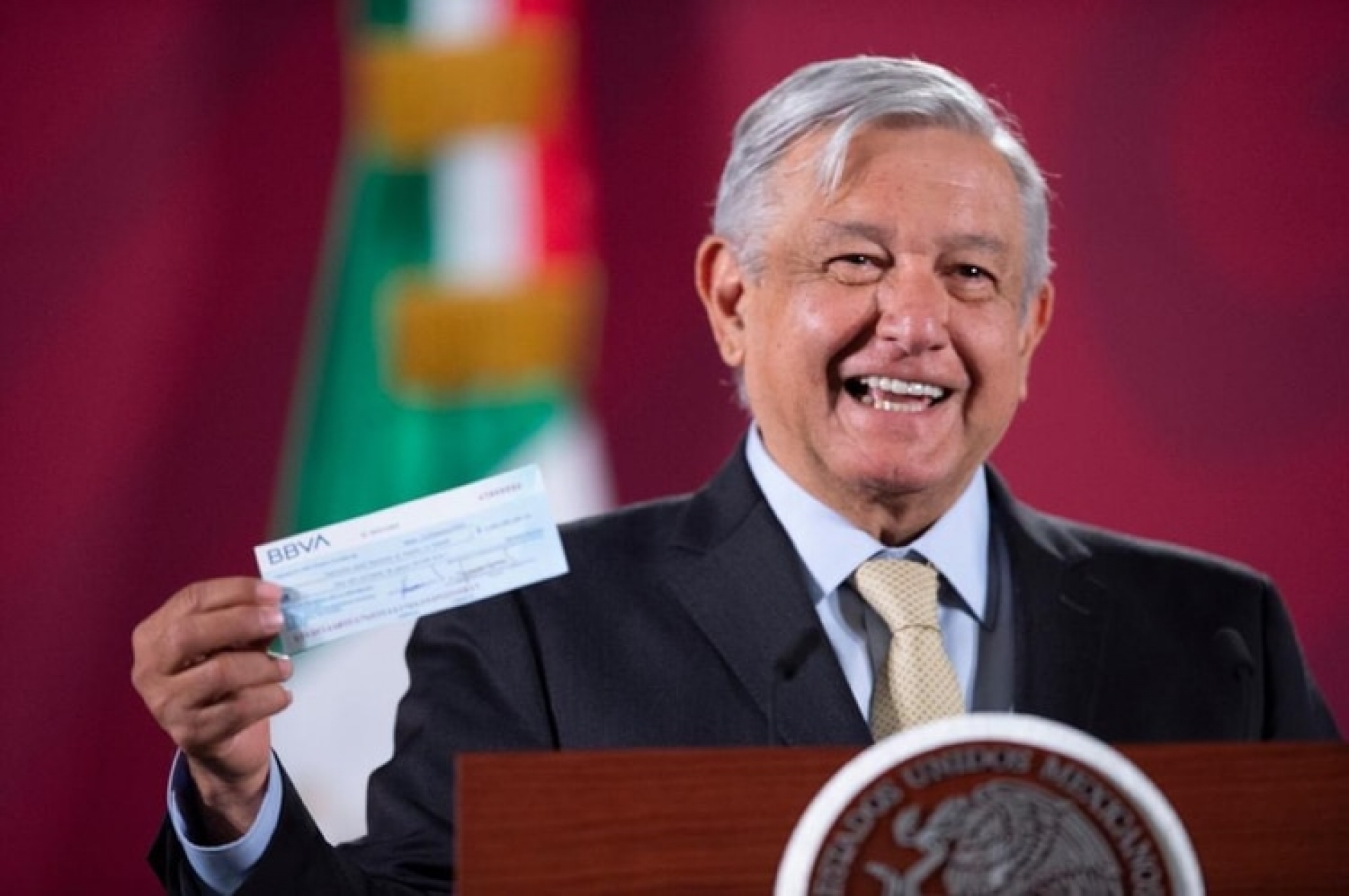 Dinero recuperado por la FGR sirve para pagar premios de la rifa del avión: AMLO