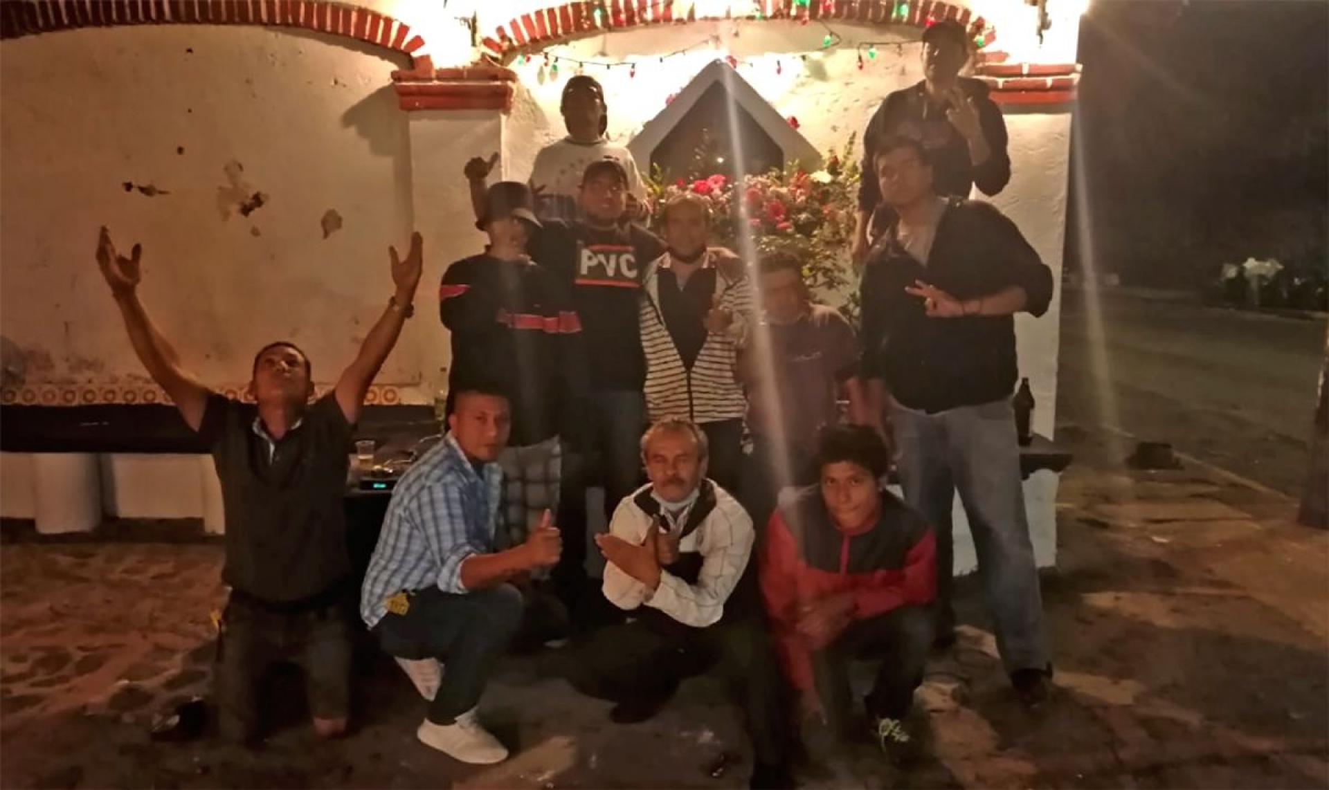 La Virgen, las dos bandas y la piedra en la cara del bebé