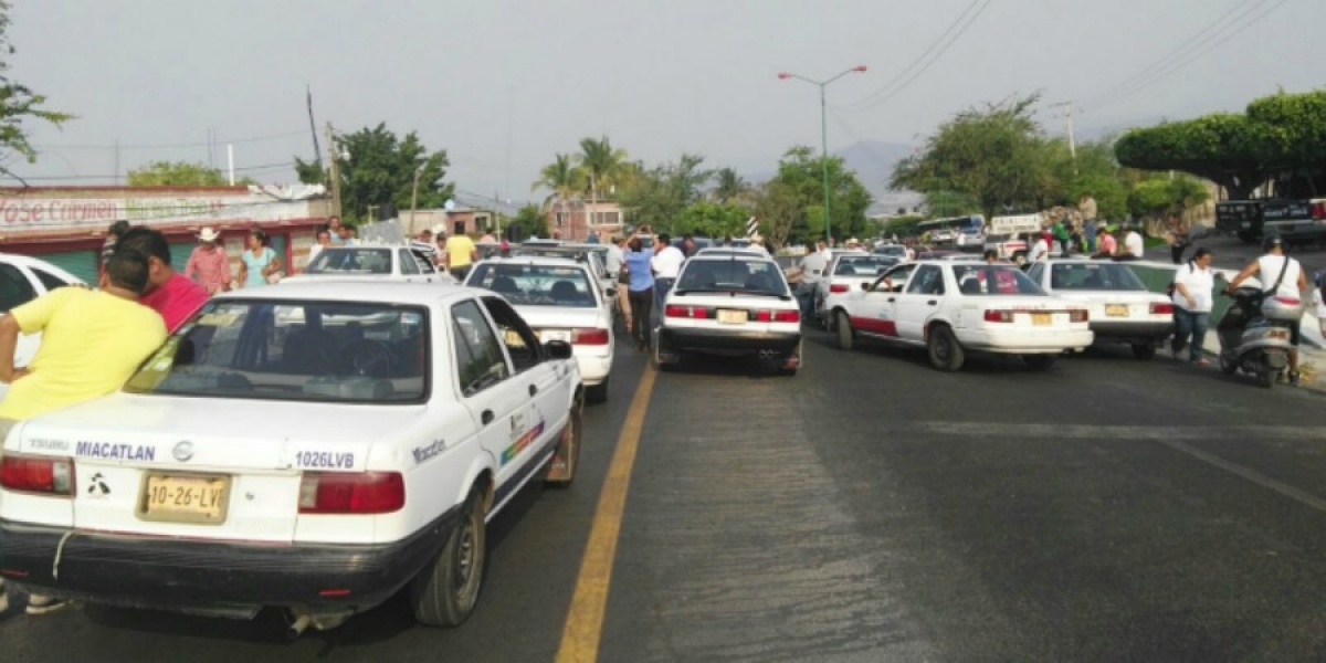 Bloquean taxistas diferentes puntos de la carretera local Alpuyeca-Grutas