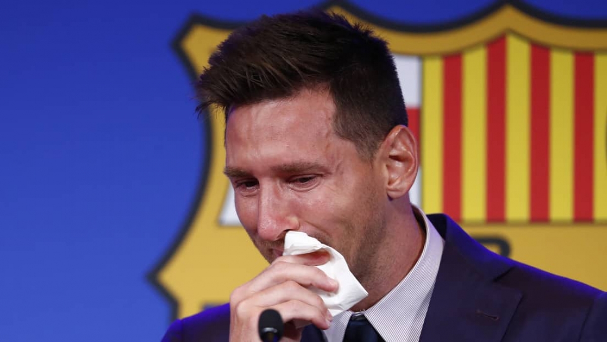 Venden pañuelo que utilizó Messi en su despedida de Barcelona