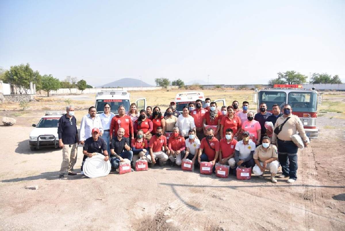 Cabildo de Jojutla entregó uniformes a personal de PC y bomberos