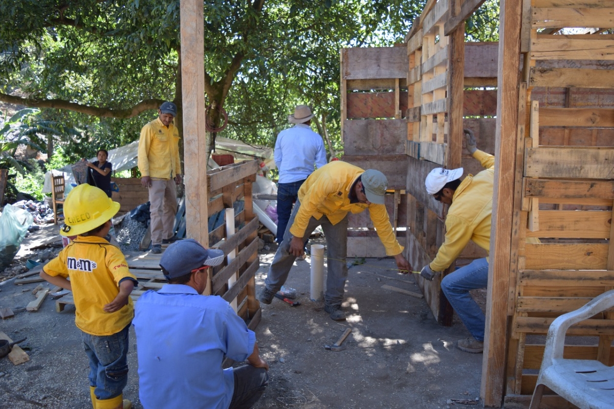 Continúa apoyo para la reconstrucción de viviendas en Tetela del Volcán