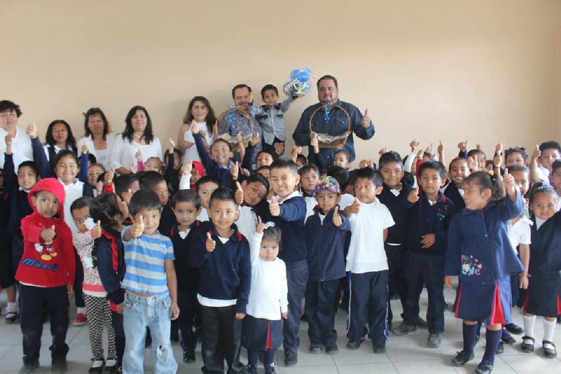 Entregan en Axochiapan tinacos, láminas plásticas y de fibrocemento