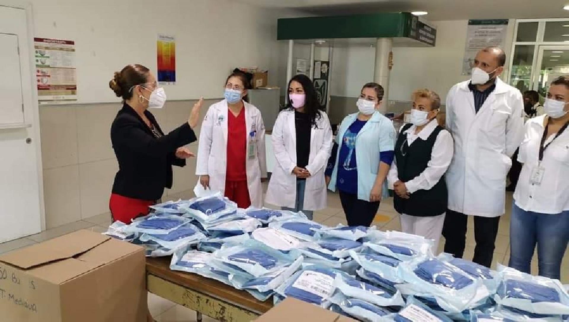 Entrega diputada insumos a personal médico del IMSS
