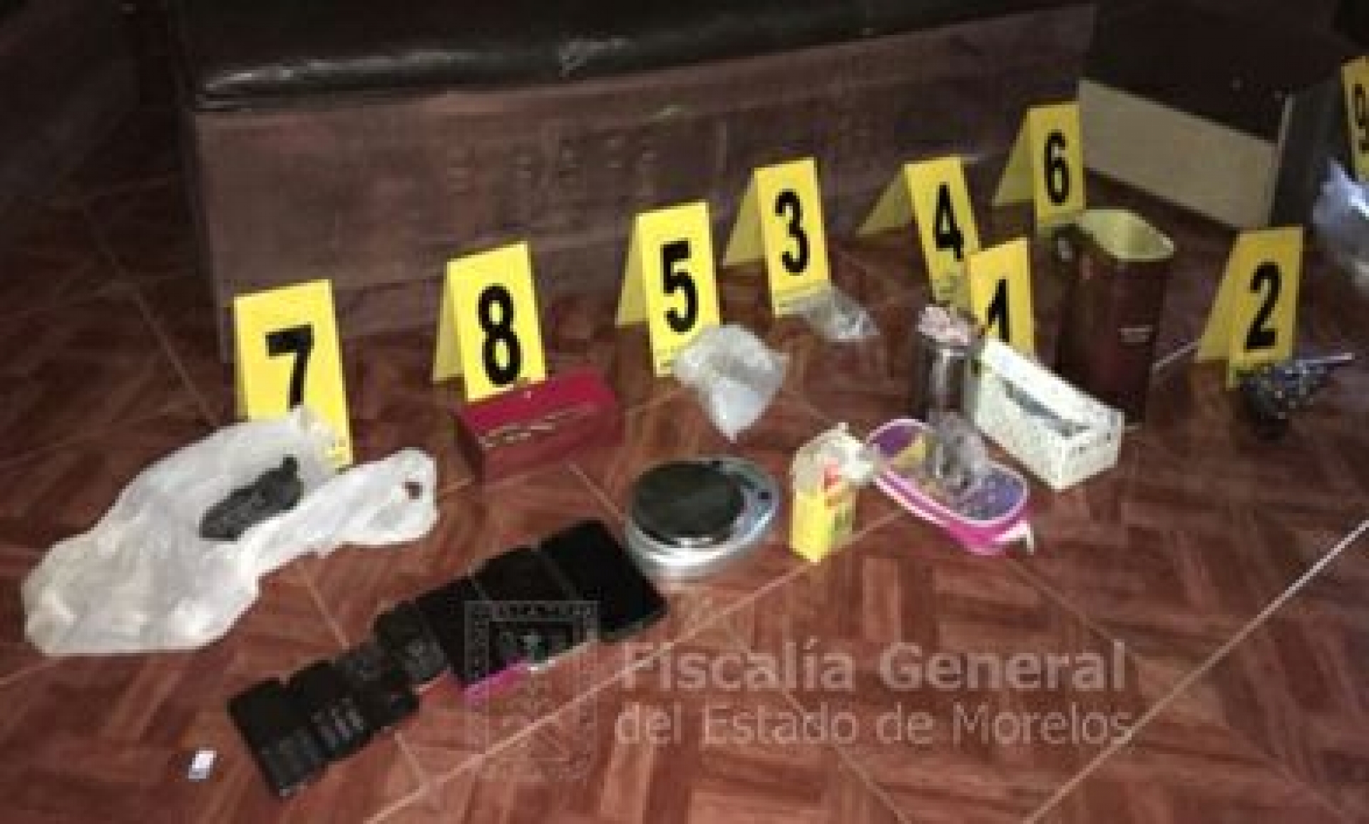 Catean una vivienda, decomisan droga, armas y dinero y arrestan a una mujer