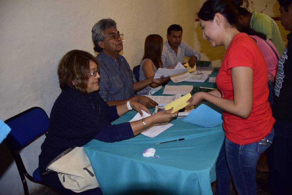 Dionisio de la Rosa Santamaría entregó apoyos económicos a estudiantes de Tlayacapan