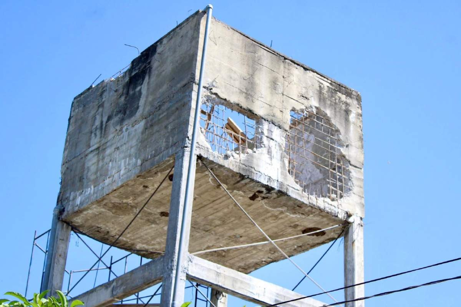 Inicia reconstrucción de tanque elevado en colonia de Coatlán