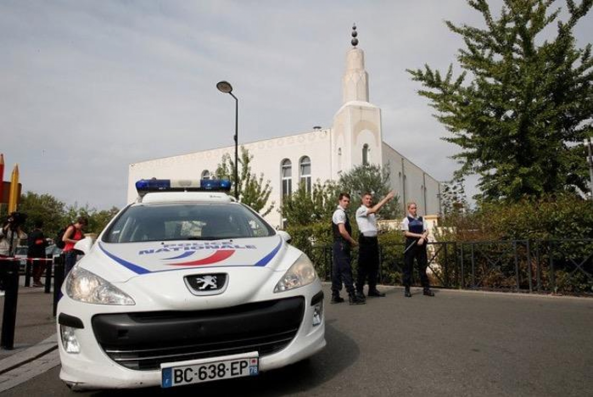 Al grito de 'Alá es grande' hombre apuñala a 3 en Francia