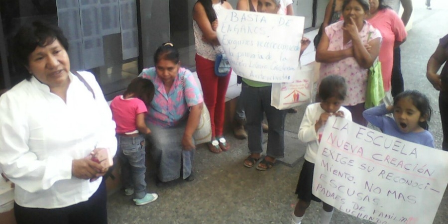 Integrantes de Antorcha Campesina se manifiestan en el IEBEM
