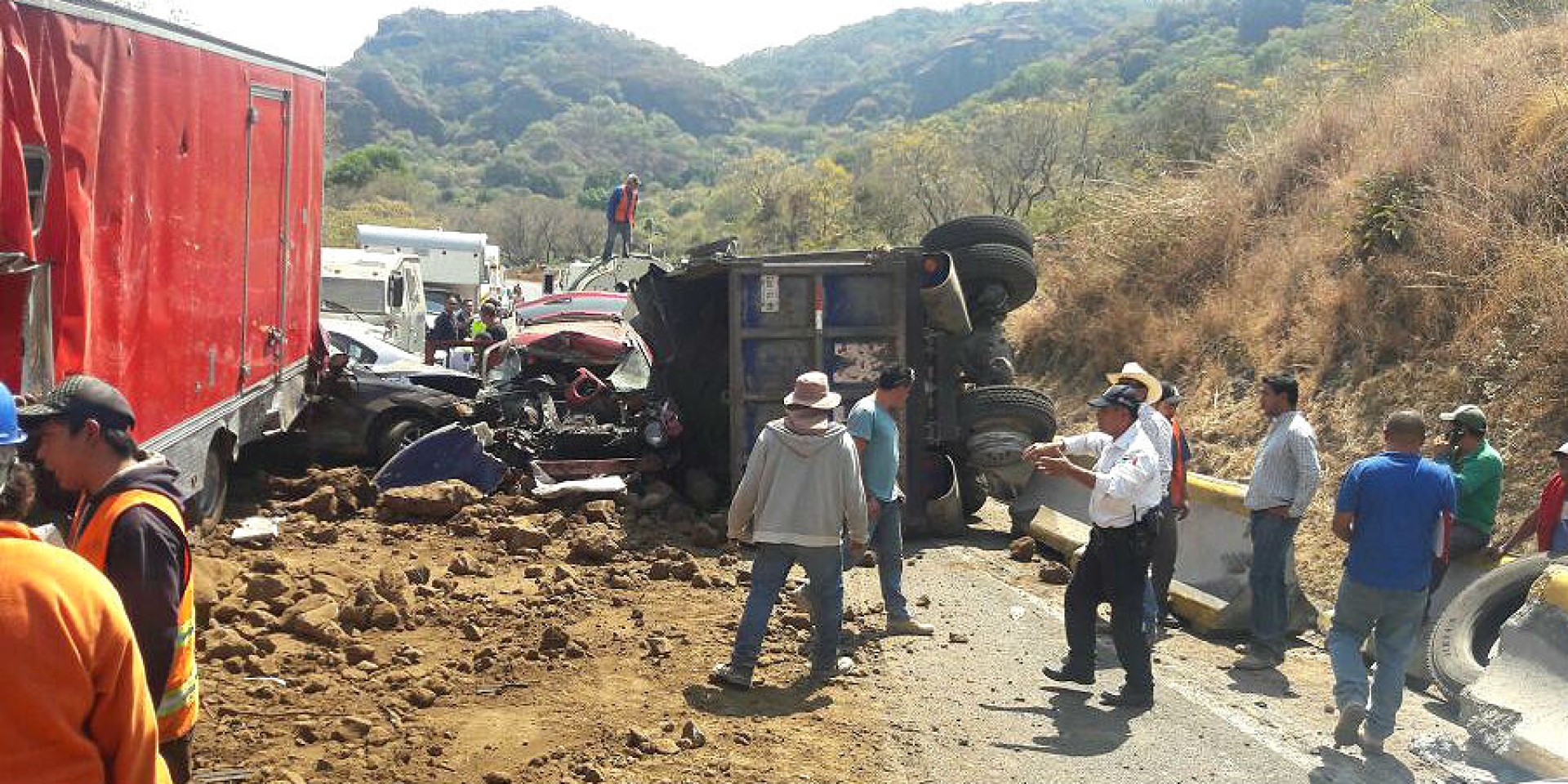 Vuelca camión de carga en la autopista La Pera-Cuautla; dos personas fallecieron