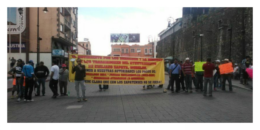 Trabajadores del DIF de Emiliano Zapata se manifiestan en Cuernavaca
