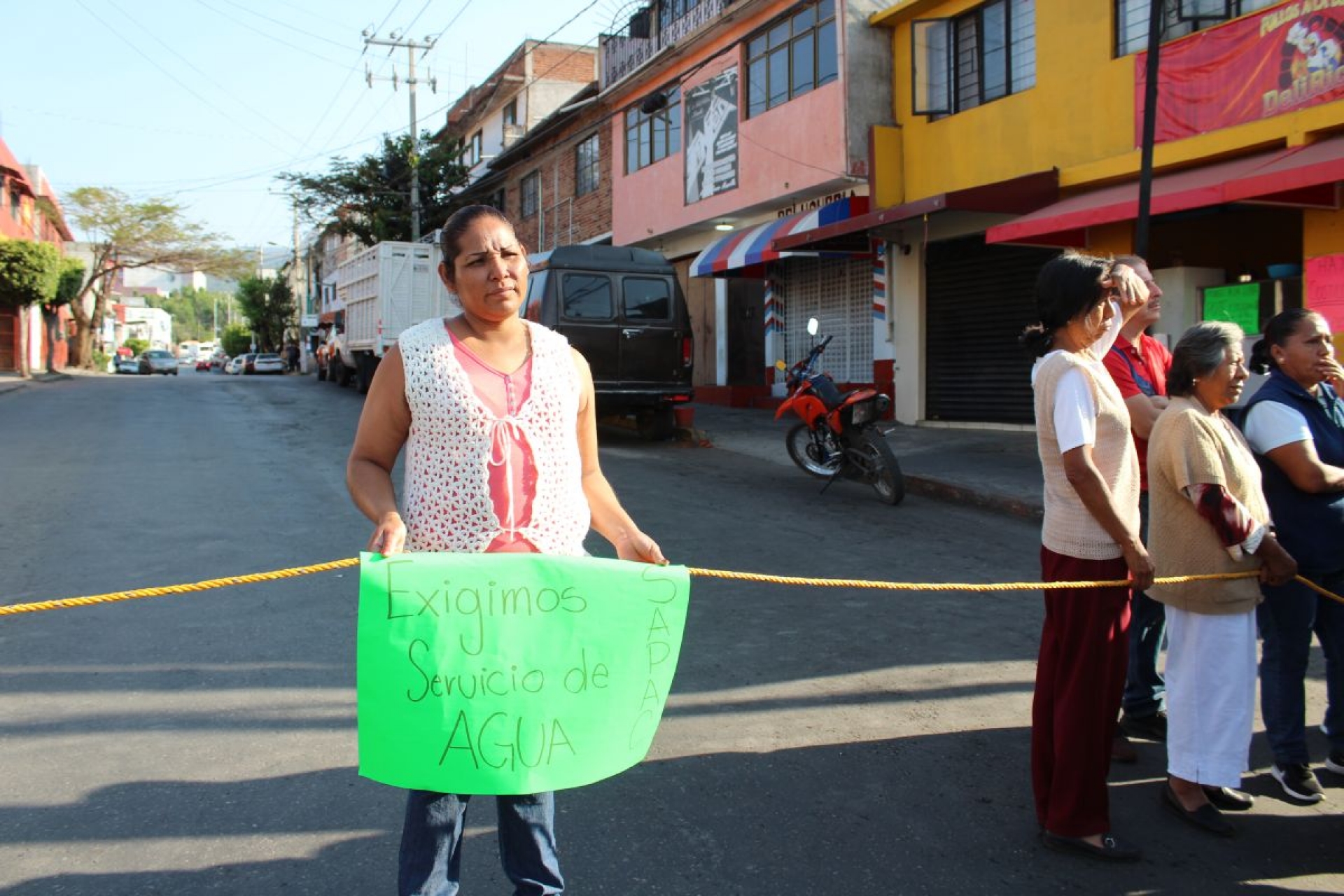 Vecinos de La Mojonera cerraron la avenida Universidad por la falta de agua