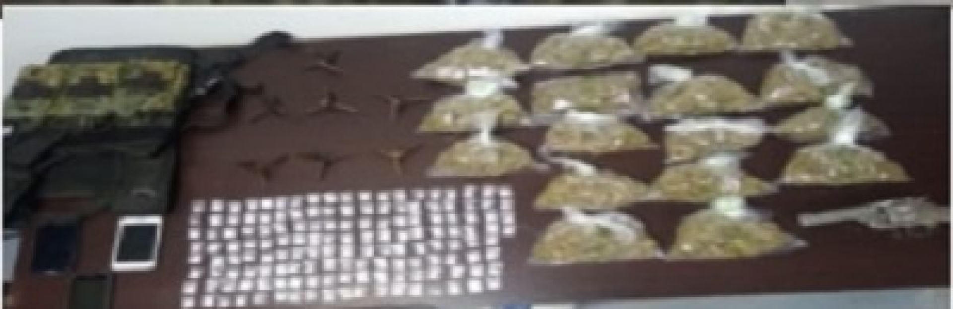 Portaban 148 dosis de “cristal” y 17 bolsas de marihuana