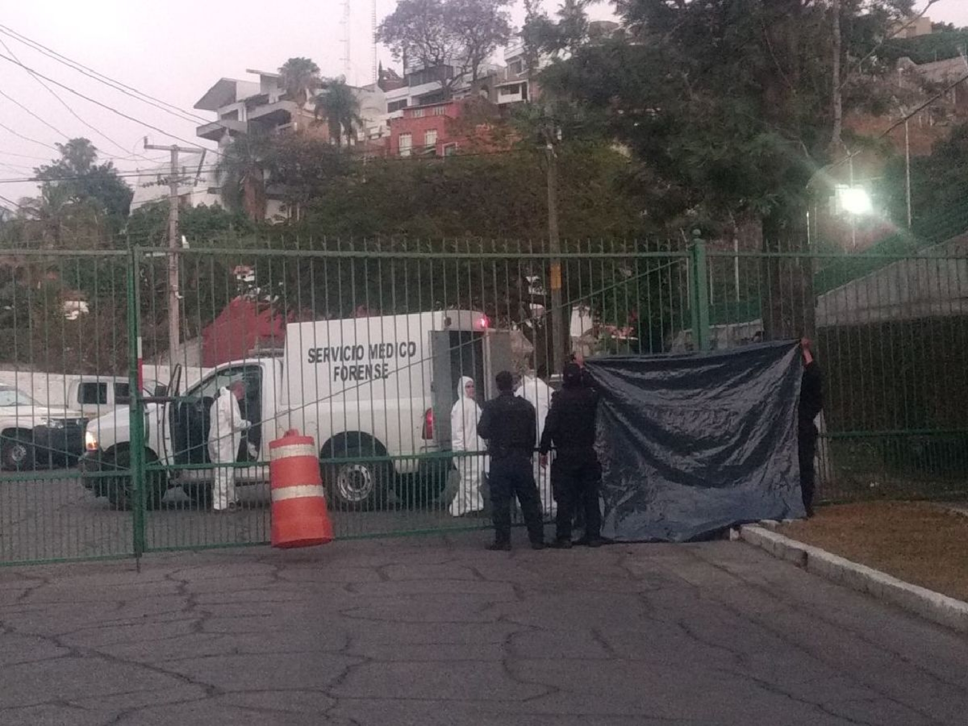 Hallan dos cadáveres en la cajuela de un taxi