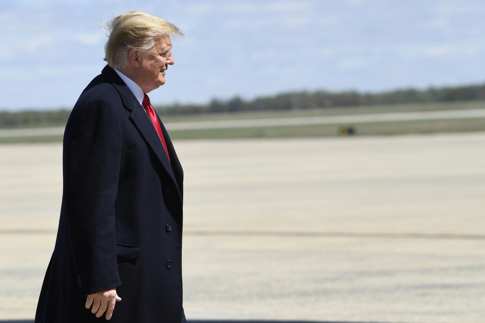 Trump sopesa nuevas medidas contra migración legal e ilegal