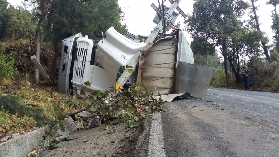 Vuelca un camión de carga en Huertas de San Pedro