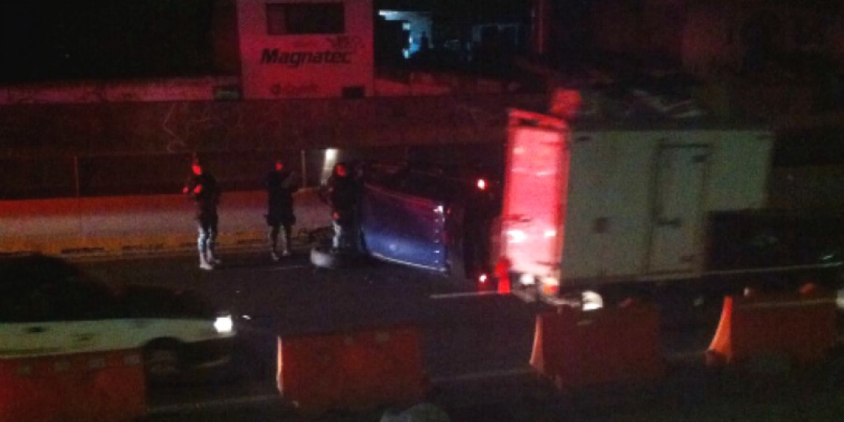 Vuelca camioneta en el libramiento Cuernavaca