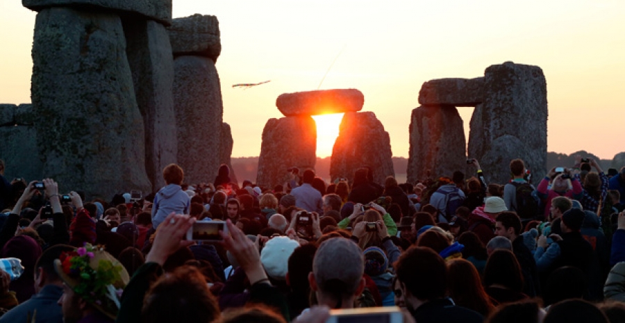 Miles celebran el solsticio de invierno en Inglaterra