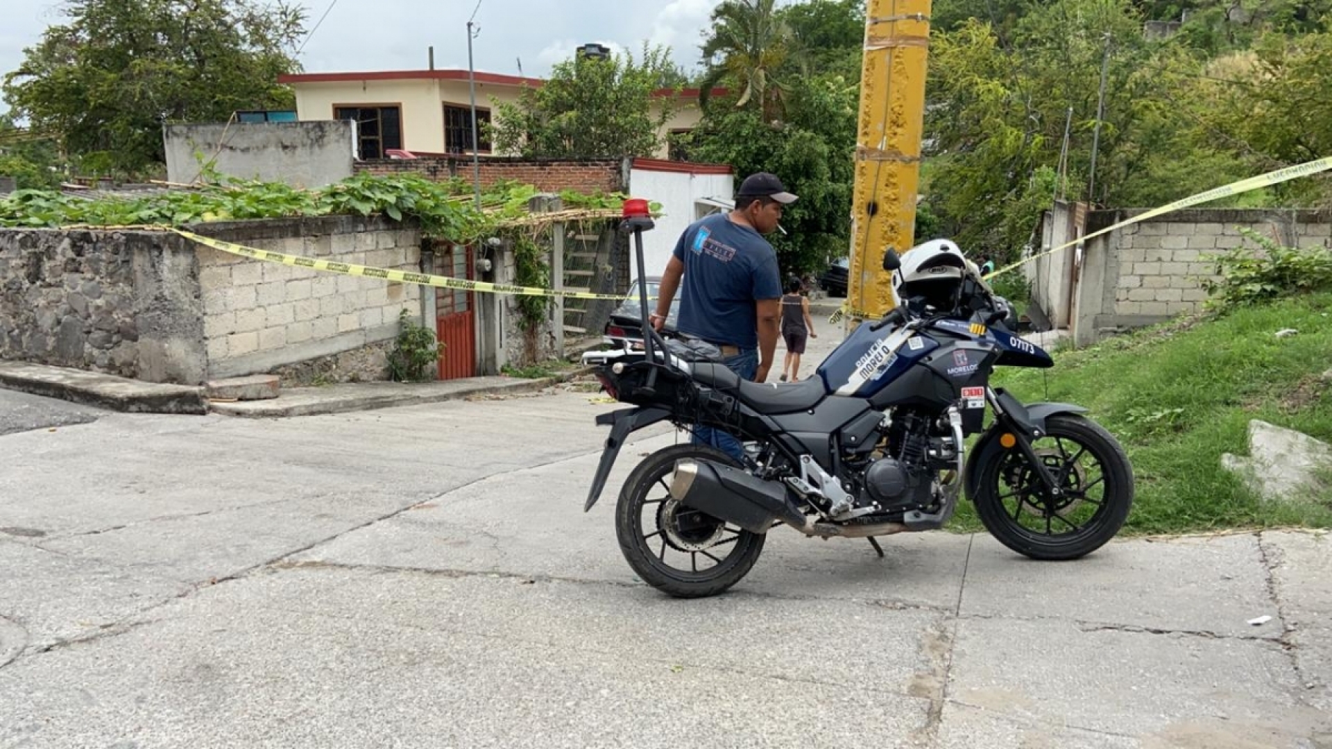 Fallece una mujer al chocar auto contra un poste
