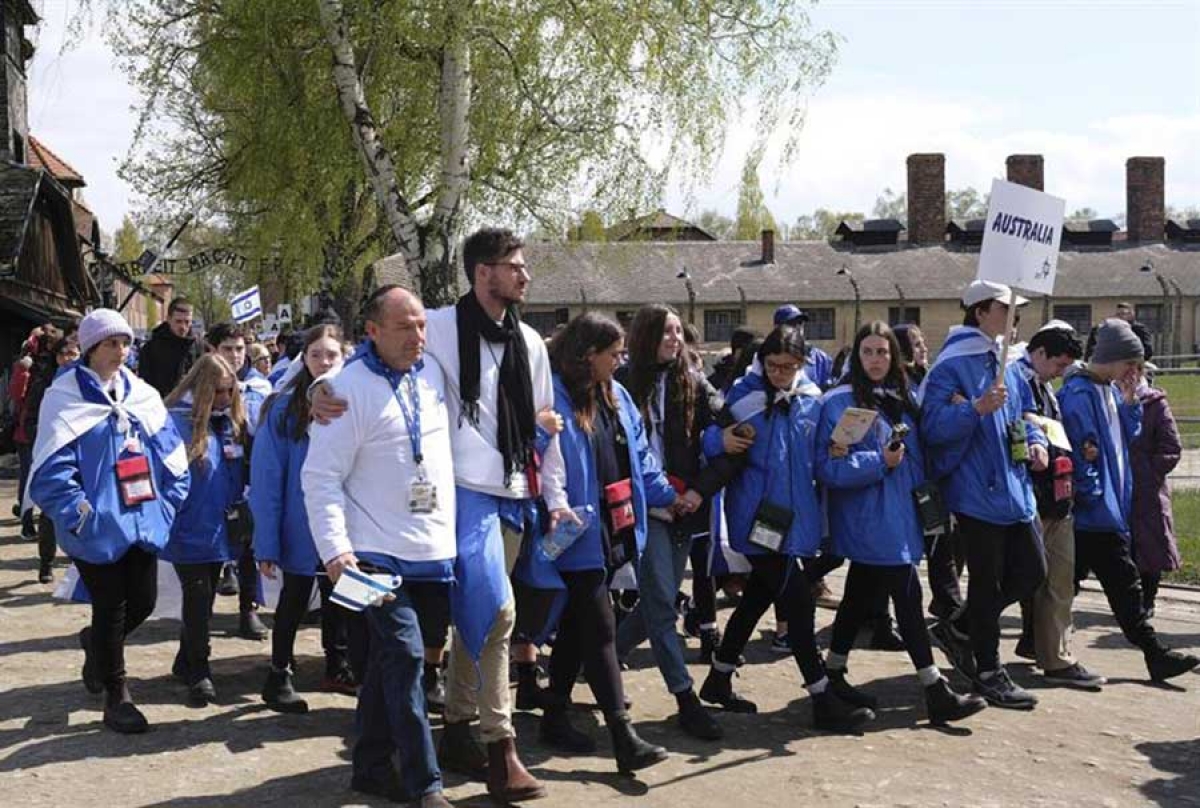 Miles de jóvenes recuerdan en Auschwitz a las víctimas del Holocausto