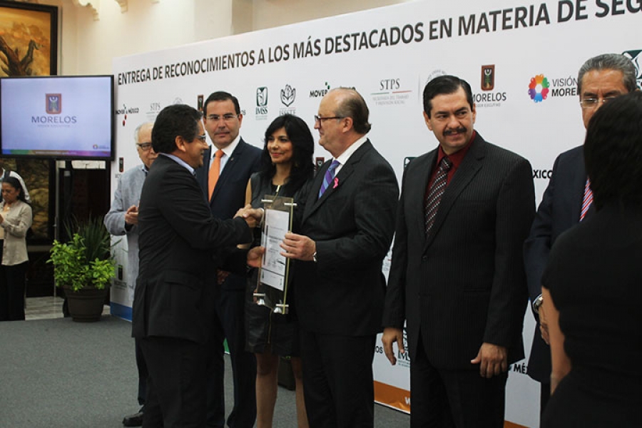 Entregan reconocimientos a empresas por cumplimiento en seguridad e higiene