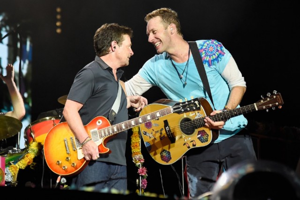 Michael J. Fox toca junto a Coldplay temas de Volver al futuro en New Jersey