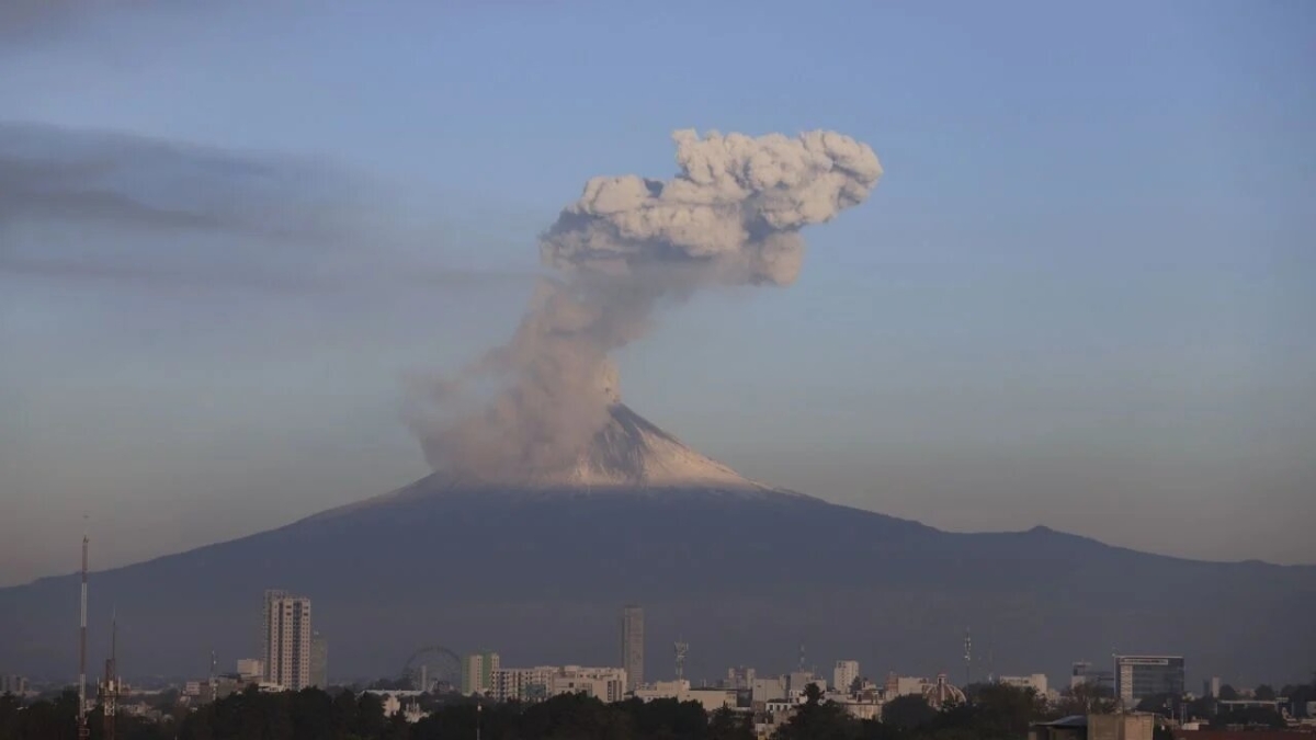 Suspenden clases presenciales en 11 municipios de Puebla por ceniza del volcán Popocatépetl