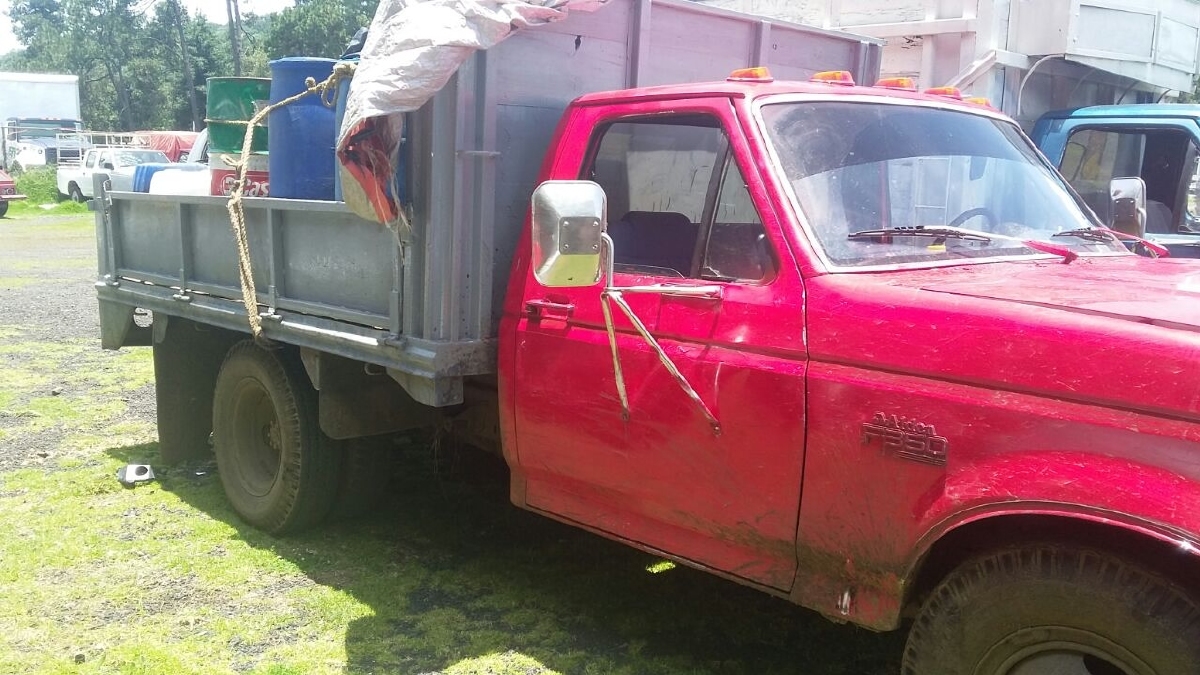 Abandonan tres camionetas que transportaban gasolina robada