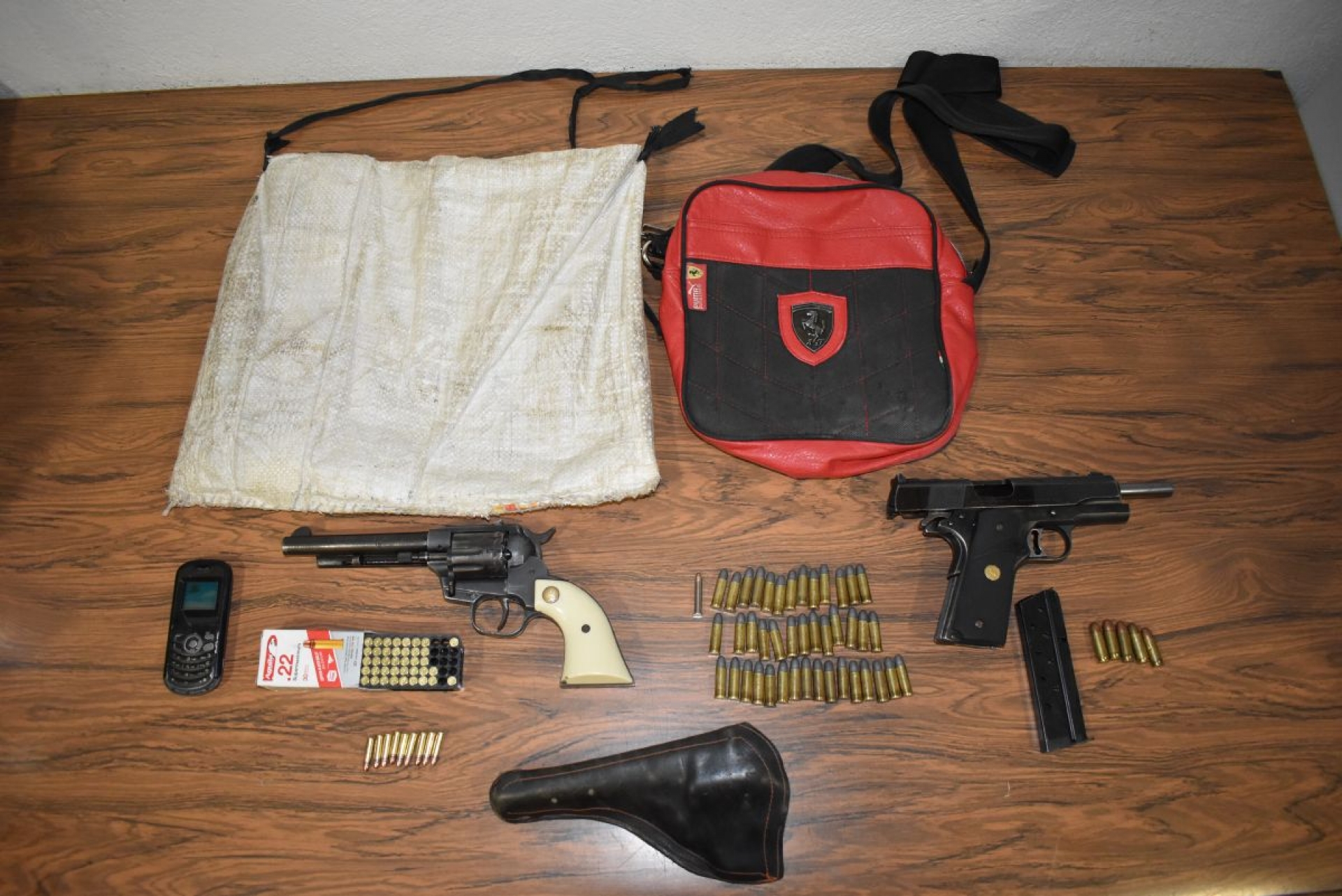 Les habrían hallado dos pistolas y cartuchos