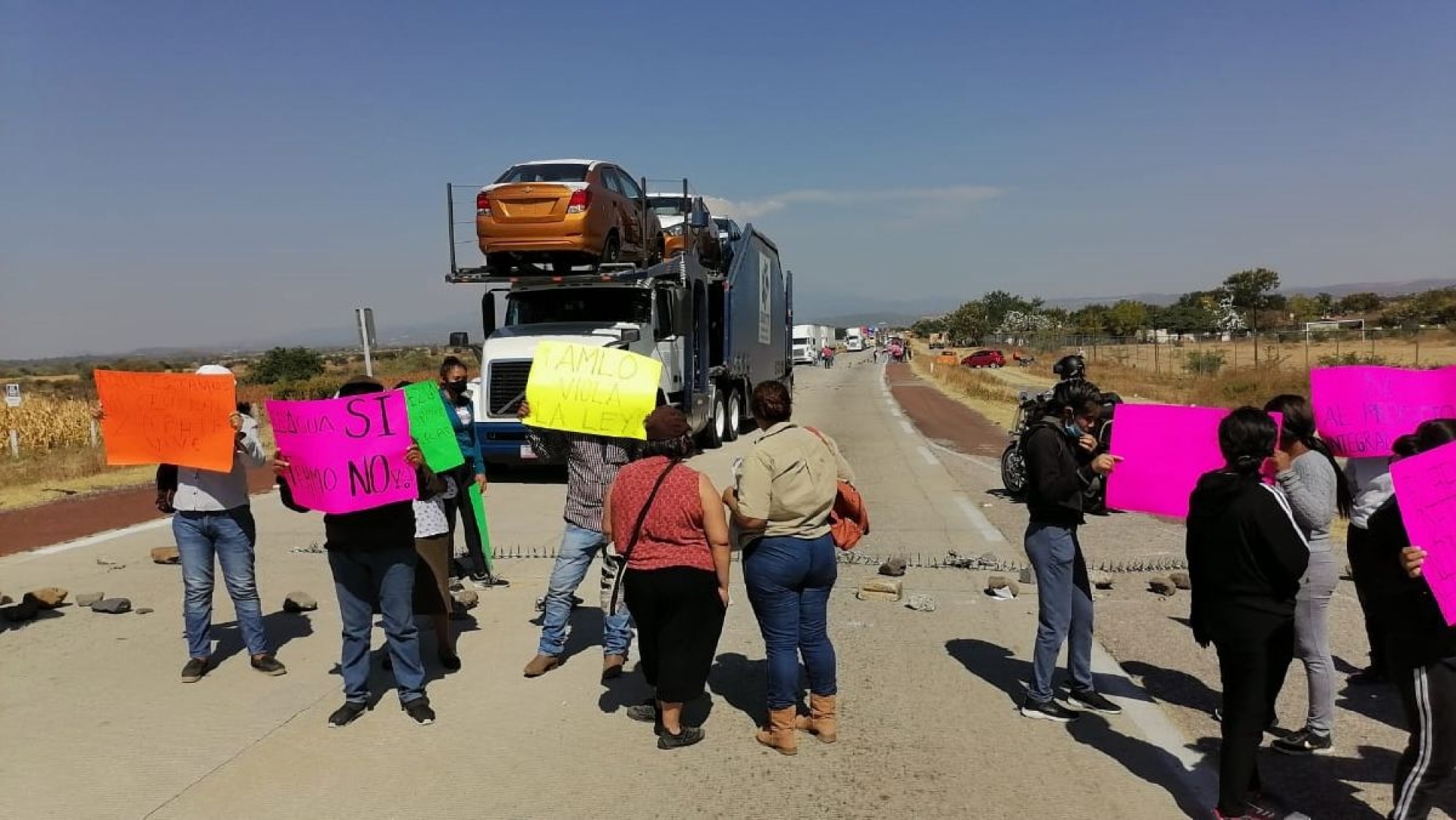 Opositores a la termoeléctrica bloquean autopista Siglo XXI