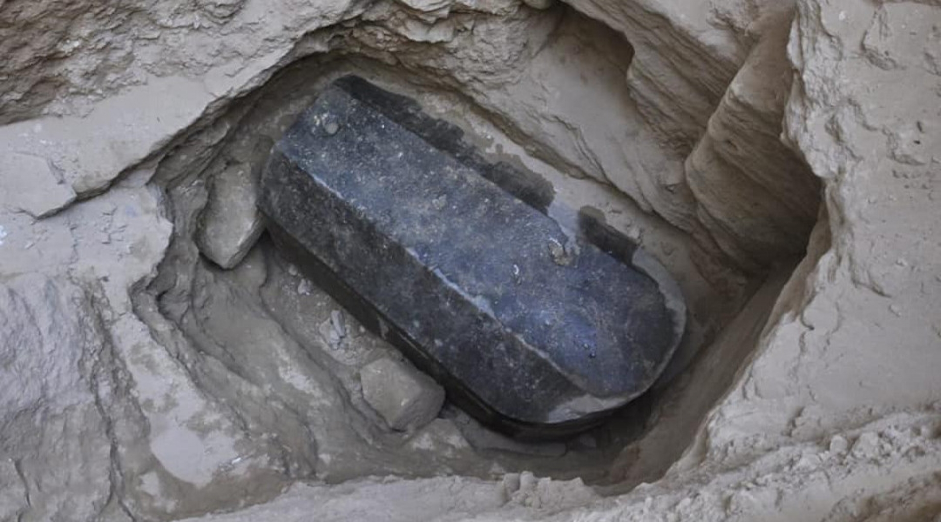 Encuentran un enorme sarcófago negro enterrado en las calles de Egipto de 2 mil años de antigüedad