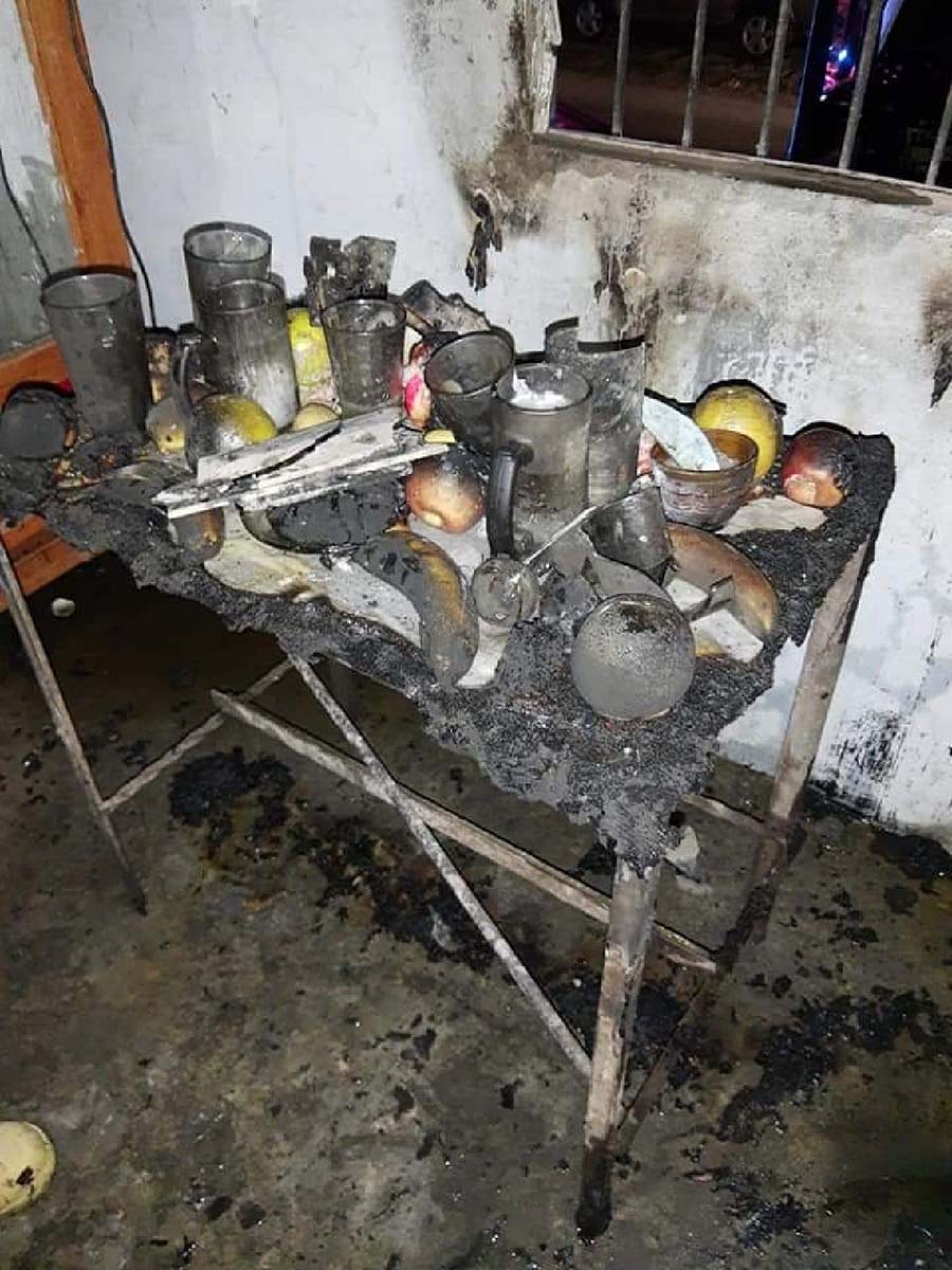 Incendio en una casa deja daños materiales