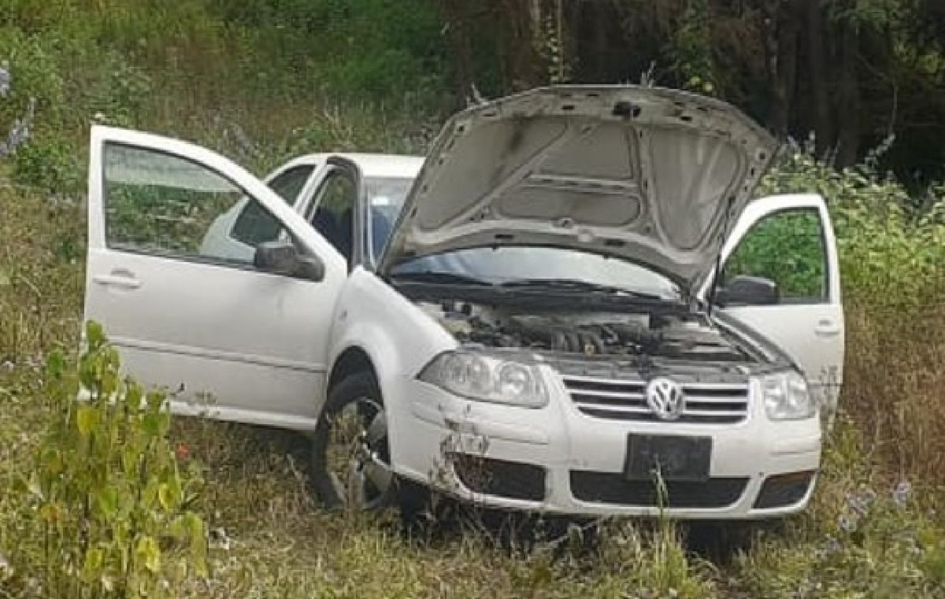 Abandonan un automóvil en Tres Marías
