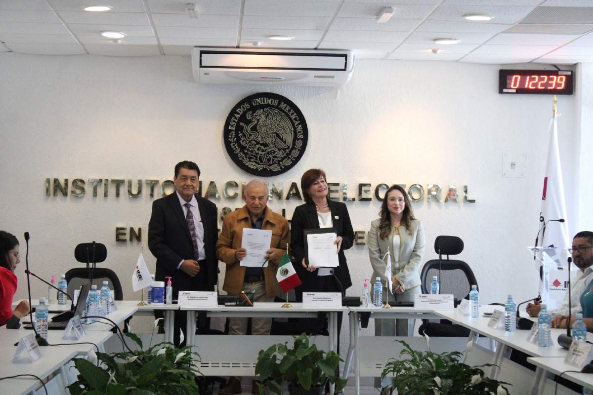 Firman convenio para incentivar el voto