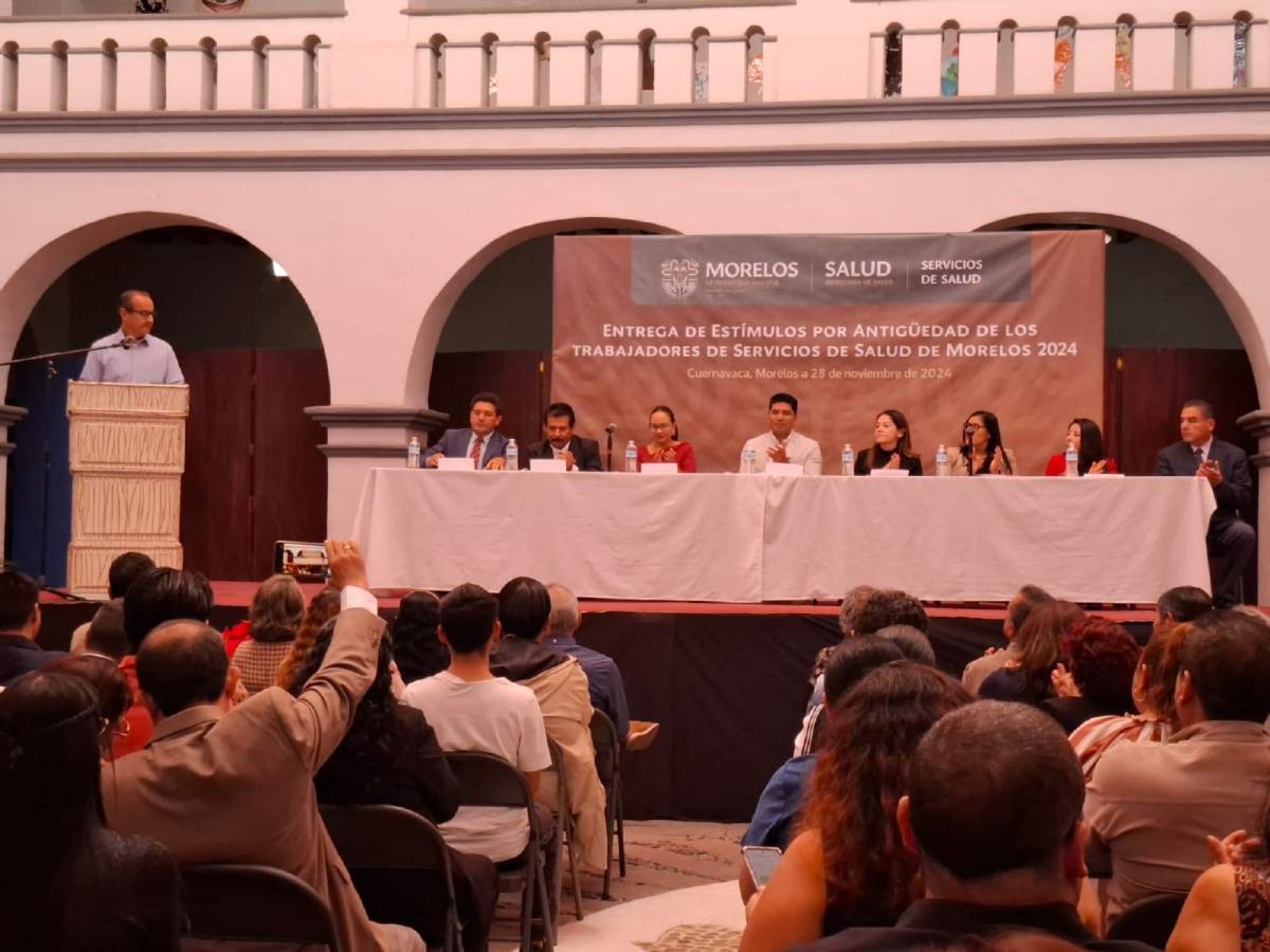 Reconocen años de servicio de trabajadores de salud